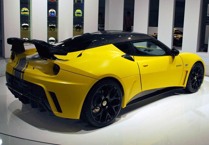 Οι τροποποιήσεις στο αμάξωμα της Lotus Evora GTE αφορούν στη χρήση ανθρακονημάτων στους προφυλακτήρες, στην αεροτομή και στις πόρτες.